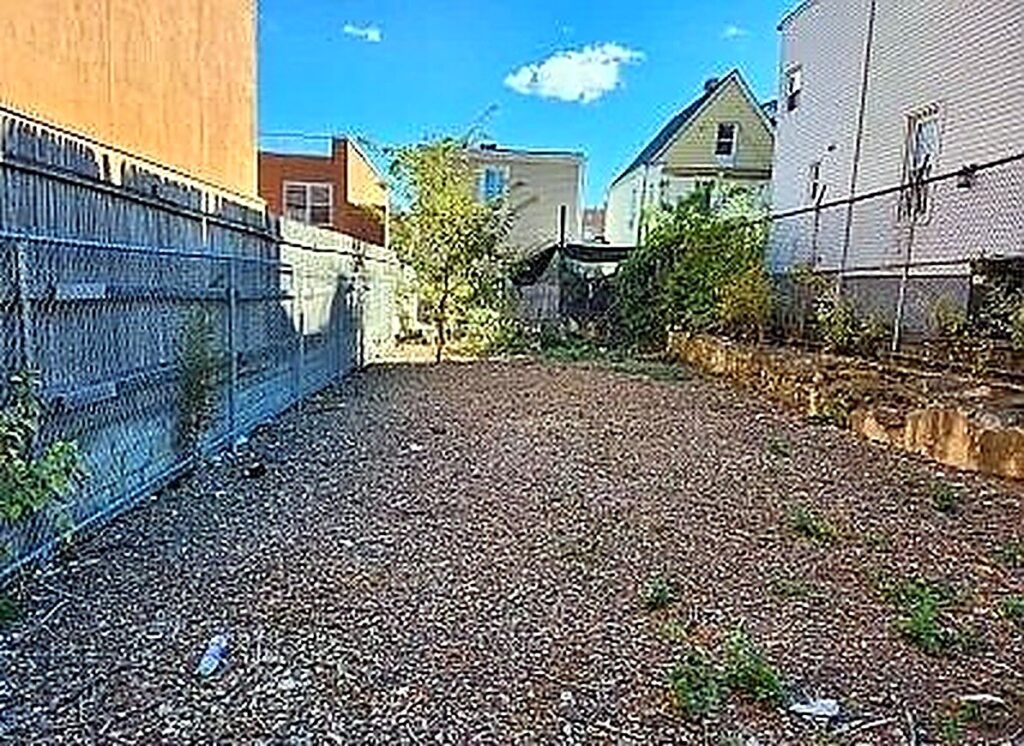 1828 Waterloo Pl, Bronx – vacant R7-1 lot